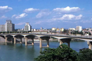懸臂<em>梁</em>橋—是以一端或兩端向外自由懸出的簡支<em>梁</em>作為上部結(jié)構(gòu)主要承重構(gòu)件的<em>梁</em>橋