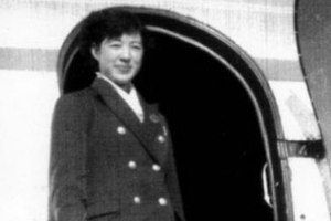 <em>女</em><em>空</em><em>乘</em><em>人員</em>為<em>乘客</em>提供服務