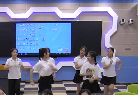 學生課堂唱跳表演，<em>培養</em>職業<em>能力</em>