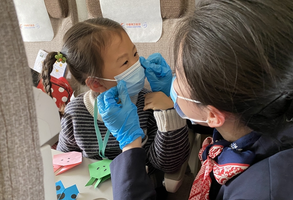 <em>春運(yùn)</em>首日東航無陪兒童：“謝謝姐姐，我們還會再見”