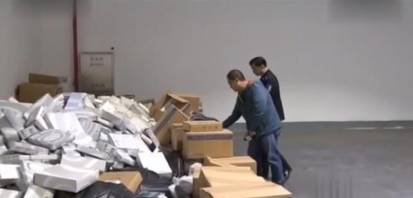 這都敢造假 汽車(chē)充氣氣囊無(wú)故彈出 <em>警方</em>搗毀多個(gè)<em>假冒</em>汽車(chē)配件窩點(diǎn)