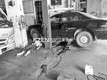 <em>轎車</em>舉升機上滑落 汽修工一死一重傷