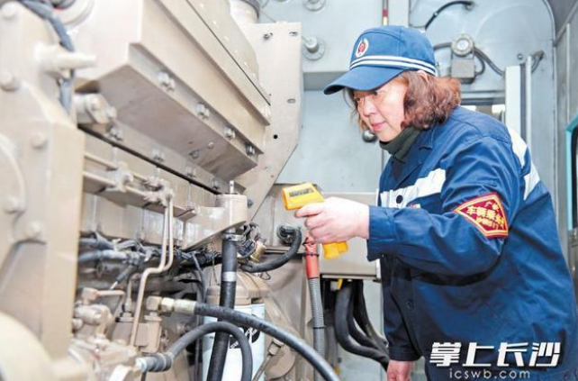 普速旅客列車發(fā)<em>電車</em>女乘務(wù)員宋娟娟：跟趟車仿佛跨了三個(gè)季節(jié)