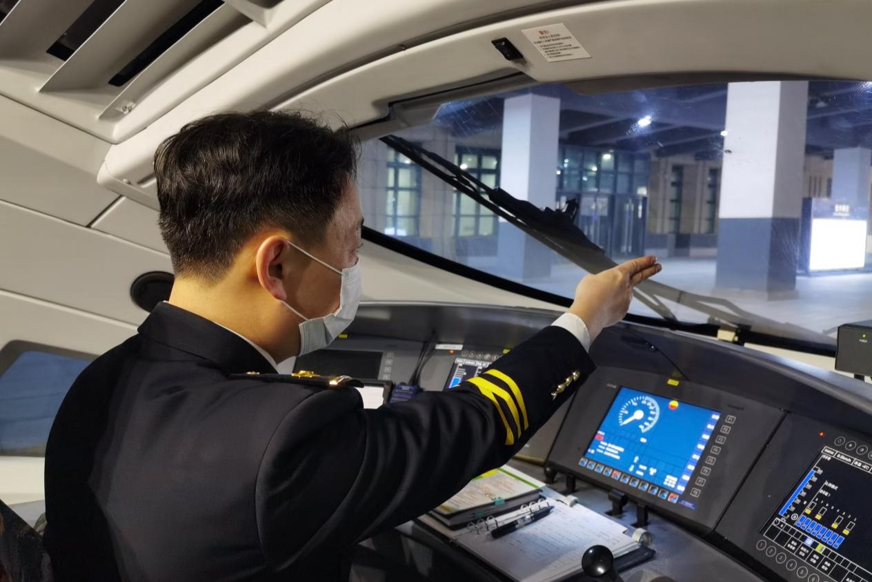 <em>授課</em><em>圖片</em>—牡丹江機(jī)務(wù)段動(dòng)車(chē)組司機(jī)<em>景</em>祥君-手中大閘把沉甸甸