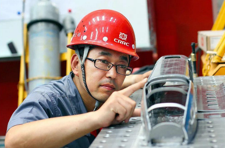 新時(shí)代·鐵路榜樣丨張雪松：勇攀技術(shù)高峰的“<em>高</em>鐵工匠