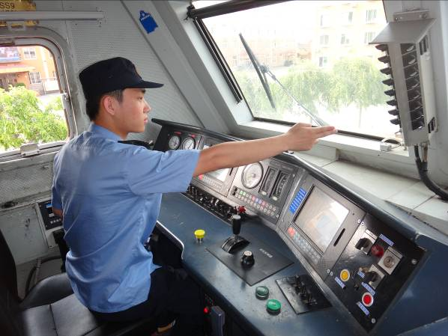 <em>授課</em><em>圖片</em>—列車(chē)發(fā)車(chē)前<em>確認(rèn)</em>機(jī)車(chē)<em>信號(hào)</em>機(jī)上下行開(kāi)關(guān)