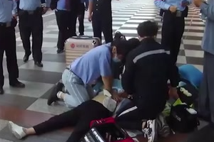 醫(yī)學(xué)生車站跪地救人面對鏡頭她說：別宣傳我宣傳心肺復(fù)蘇