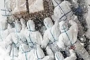 大連海洋大學(xué)志愿者冒雪送防疫<em>物資</em>