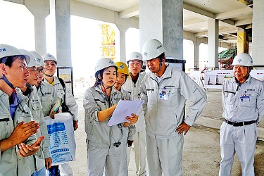 全國勞模、港珠<em>澳</em>大橋外海人工島島上建筑總建筑師馮穎慧：10000+張設計圖紙托起“海上明珠”